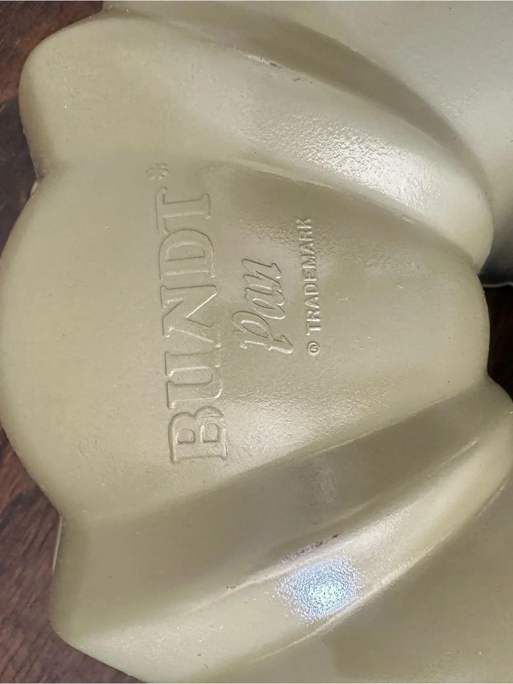 Rare 1970s Nordic ware Bundt pan avocado green. New w/ box, liner & recipe book